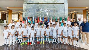 Casillas visitó a los participantes del clínic de la Fundación en Turquía