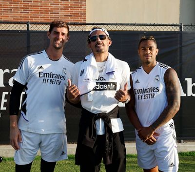 el jugador trae young visita a los jugadores del real madrid
