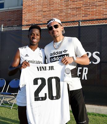 el jugador trae young visita a los jugadores del real madrid