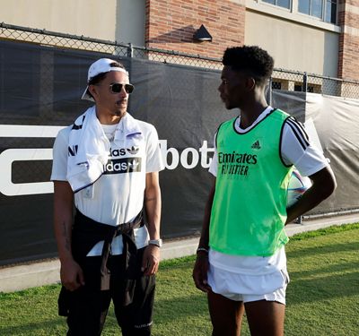 el jugador trae young visita a los jugadores del real madrid