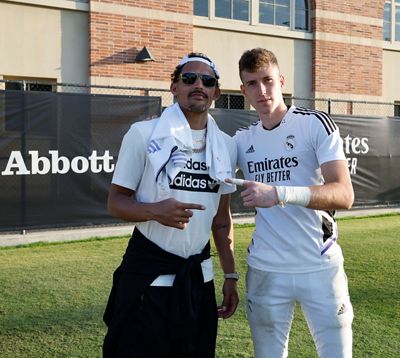 el jugador trae young visita a los jugadores del real madrid