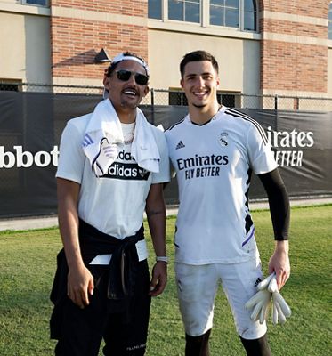 el jugador trae young visita a los jugadores del real madrid