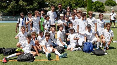 Arbeloa visits the participants of the Campus Experience