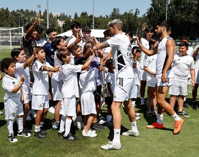 los alumnos del clínic de la fundación en los ángeles disfrutaron con el equipo