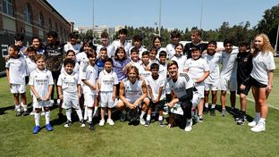 Niños de los clínics de la Fundación en Los Ángeles disfrutaron del entrenamiento