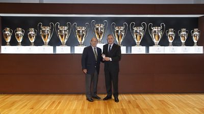 Florentino Pérez recibe la insignia de oro y brillantes de la Asociación de Exjugadores del Real Madrid