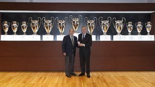 Florentino Pérez recibe la insignia de oro y brillantes de la Asociación de Exjugadores del Real Madrid