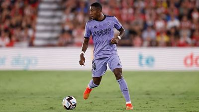 Alaba: entra em campo, marca um livre e faz um golo espectacular