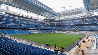 Un nuevo césped para el estreno del campeón de Liga en el Santiago Bernabéu