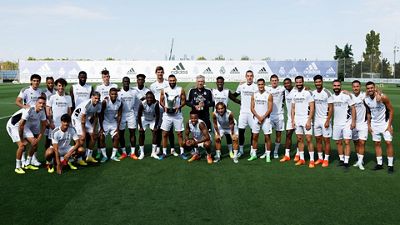 Benzema y Ancelotti compartieron con el equipo los premios recibidos en la gala de la UEFA
