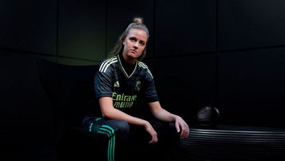 tercera camiseta de la temporada 2022-23