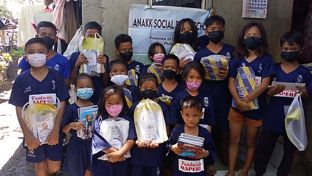 Los beneficiarios de las escuelas de la Fundación en Filipinas recibieron material para el nuevo curso escolar
