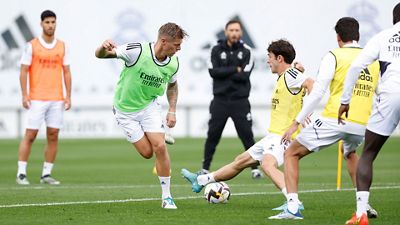 O líder da Liga prepara o dérbi