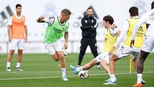 O líder da Liga prepara o dérbi