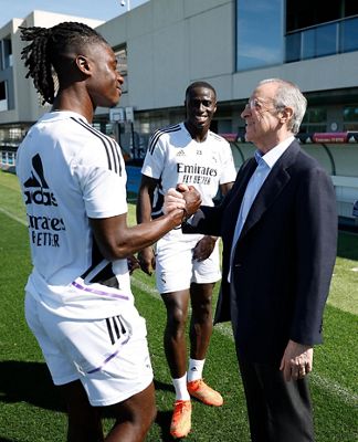 el presidente saluda al equipo antes del derbi