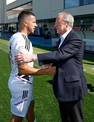 el presidente saluda al equipo antes del derbi