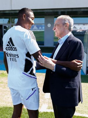 el presidente saluda al equipo antes del derbi