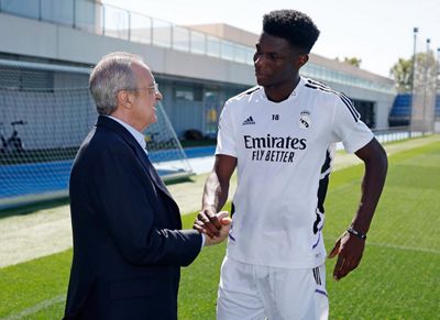el presidente saluda al equipo antes del derbi