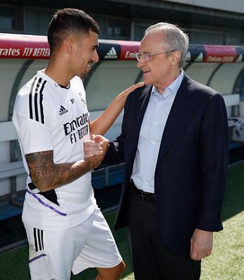 el presidente saluda al equipo antes del derbi