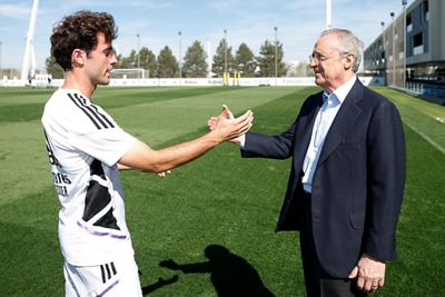el presidente saluda al equipo antes del derbi