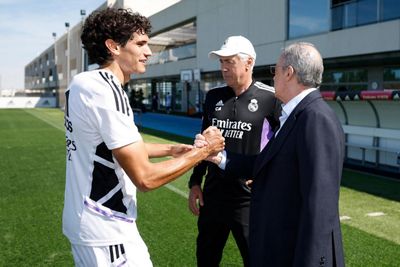 el presidente saluda al equipo antes del derbi