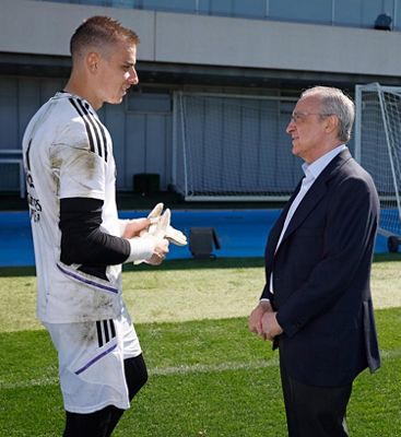 el presidente saluda al equipo antes del derbi