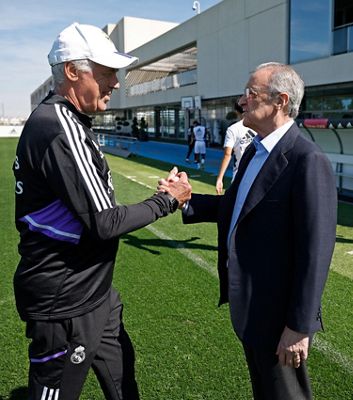 el presidente saluda al equipo antes del derbi