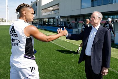 el presidente saluda al equipo antes del derbi