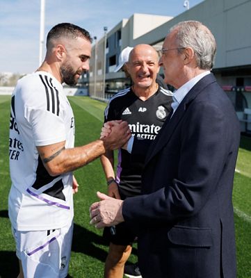 el presidente saluda al equipo antes del derbi