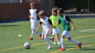 Últimas plazas para las escuelas sociodeportivas de fútbol y baloncesto de la Fundación