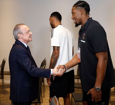 el presidente con el equipo en sevilla
