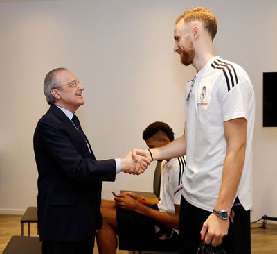 el presidente con el equipo en sevilla