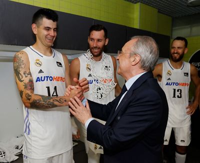 la celebración de los campeones en el vestuario