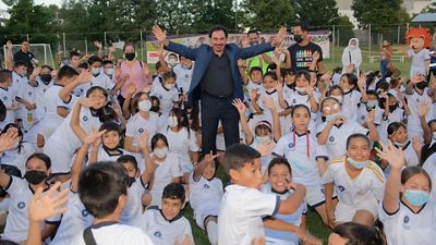 Hugo Sánchez convive con un grupo de beneficiarios de las escuelas en México  y la Fundación Grupo Bafar