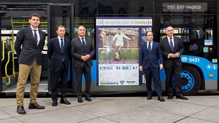 Los autobuses de la EMT exhiben una muestra de carteles históricos del Real Madrid