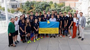Un grupo de niños ucranianos de la Fundación Real Madrid visita el Ayuntamiento de Madrid