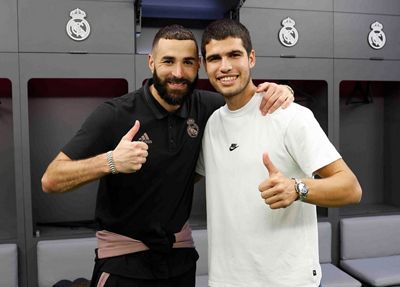 carlos alcaraz felicitó a los jugadores tras la victoria en elche