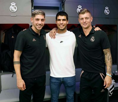 carlos alcaraz felicitó a los jugadores tras la victoria en elche