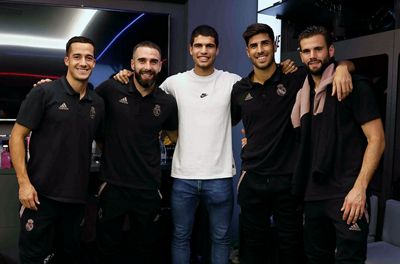 carlos alcaraz felicitó a los jugadores tras la victoria en elche