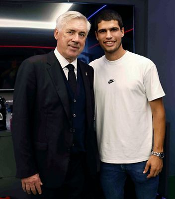 carlos alcaraz felicitó a los jugadores tras la victoria en elche