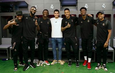carlos alcaraz felicitó a los jugadores tras la victoria en elche