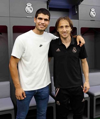 carlos alcaraz felicitó a los jugadores tras la victoria en elche