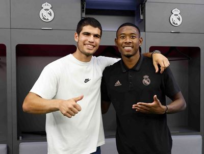 carlos alcaraz felicitó a los jugadores tras la victoria en elche