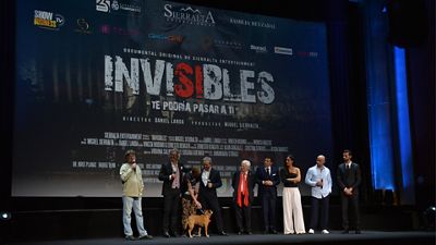 Arbeloa acompaña a Begoña Villacís en la presentación del documental ‘Invisibles’