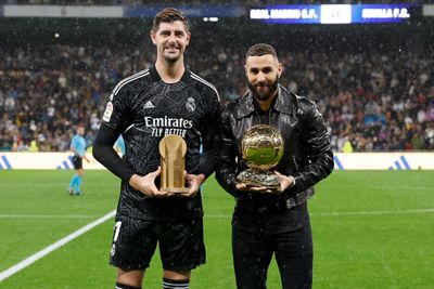 benzema y courtois ofrecen el balón de oro y el trofeo yashin al santiago bernabéu
