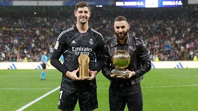 Benzema and Courtois present the Ballon d'Or and the Yashin Trophy to the Santiago Bernabéu