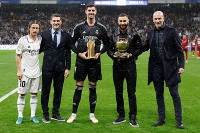 benzema y courtois ofrecen el balón de oro y el trofeo yashin al santiago bernabéu