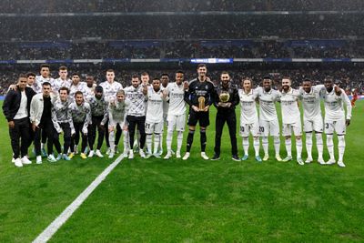 benzema y courtois ofrecen el balón de oro y el trofeo yashin al santiago bernabéu