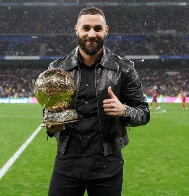 benzema y courtois ofrecen el balón de oro y el trofeo yashin al santiago bernabéu