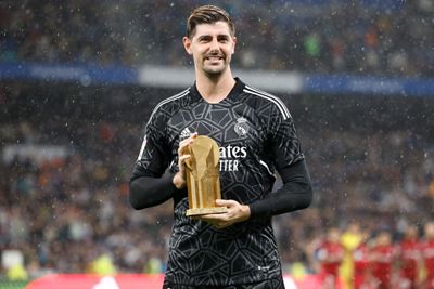 benzema y courtois ofrecen el balón de oro y el trofeo yashin al santiago bernabéu